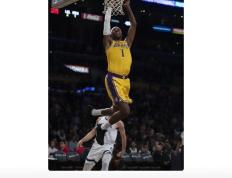 雷电竞- 湖人官宣签约23+33悍将加盟 