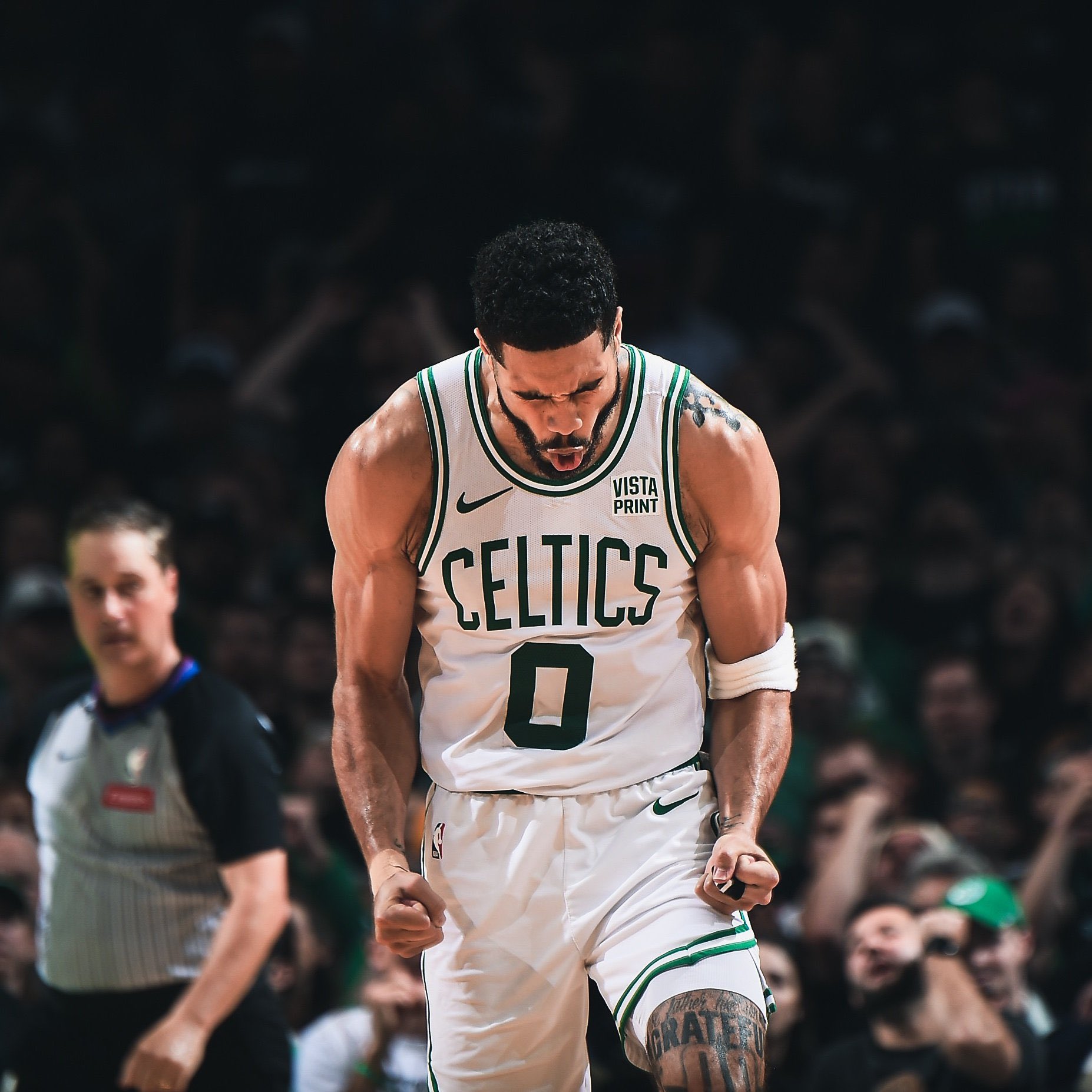 雷电竞-塔图姆回归赛场，挺进下一轮首场状态亮眼，独行侠观众沸腾！的简单介绍